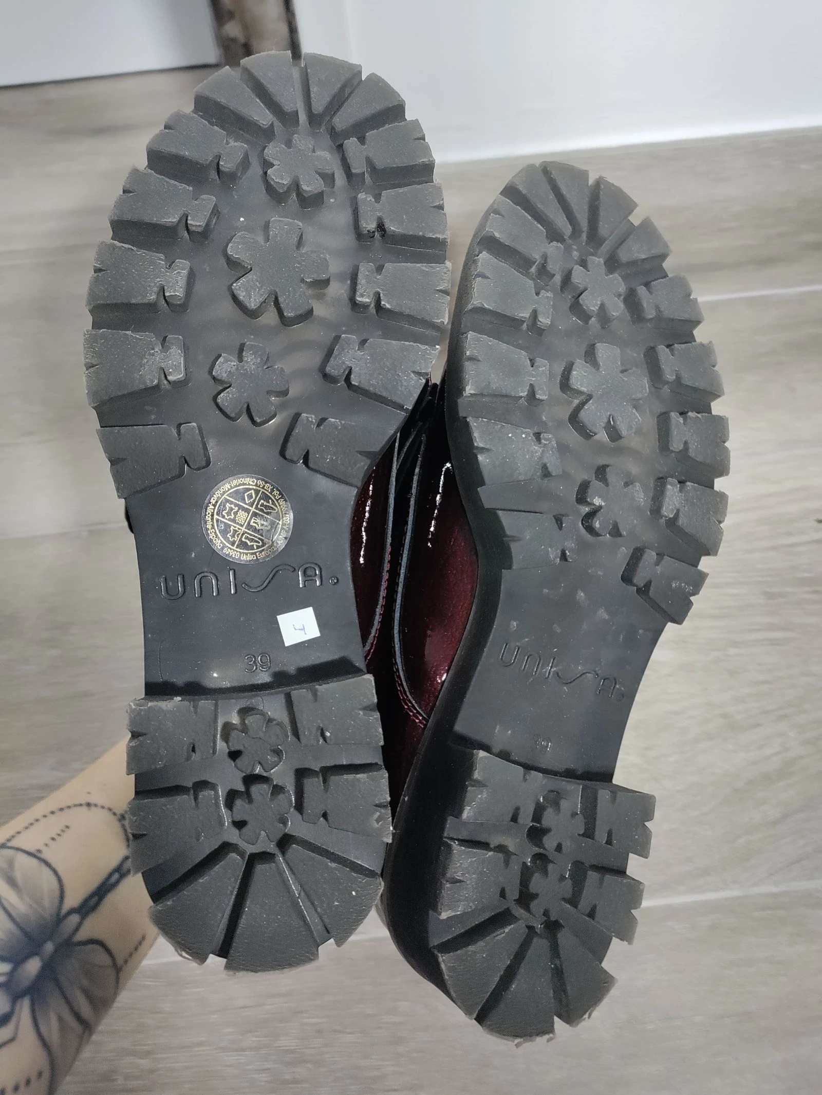 Zapatos Unisa burdeos charol con flecos y suela track – Talla 39 – photo 9